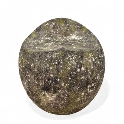 Tabouret en pierre moussue