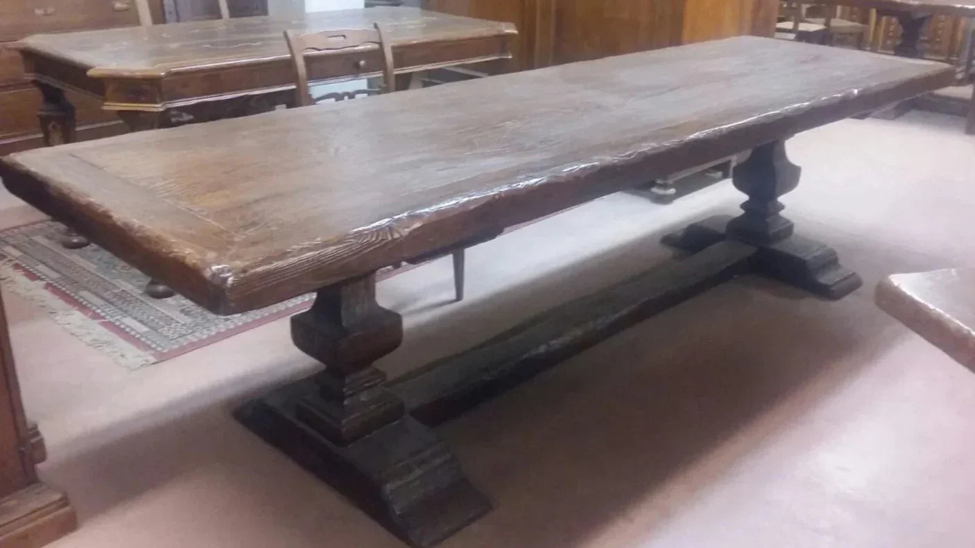 Longue table à manger rustique sur pied central